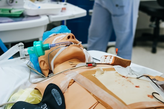 Advanced life support simulation manikin with airway and monitoring equipment